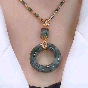 BRAND NEW ** Elegant Green and Gold Pendant Necklace